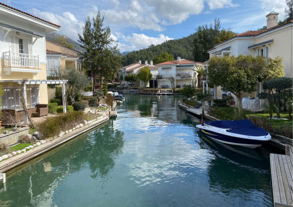 Portville kanalında villalar, tekneler ve kıyı peyzajı